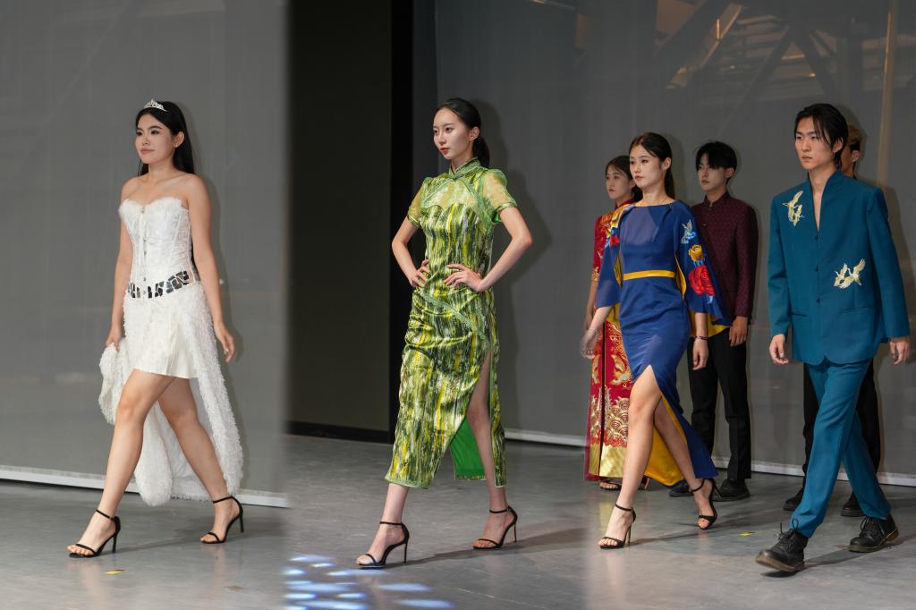 8040威尼斯“时尚引领潮流”高峰论坛暨国际时尚学院作品汇...